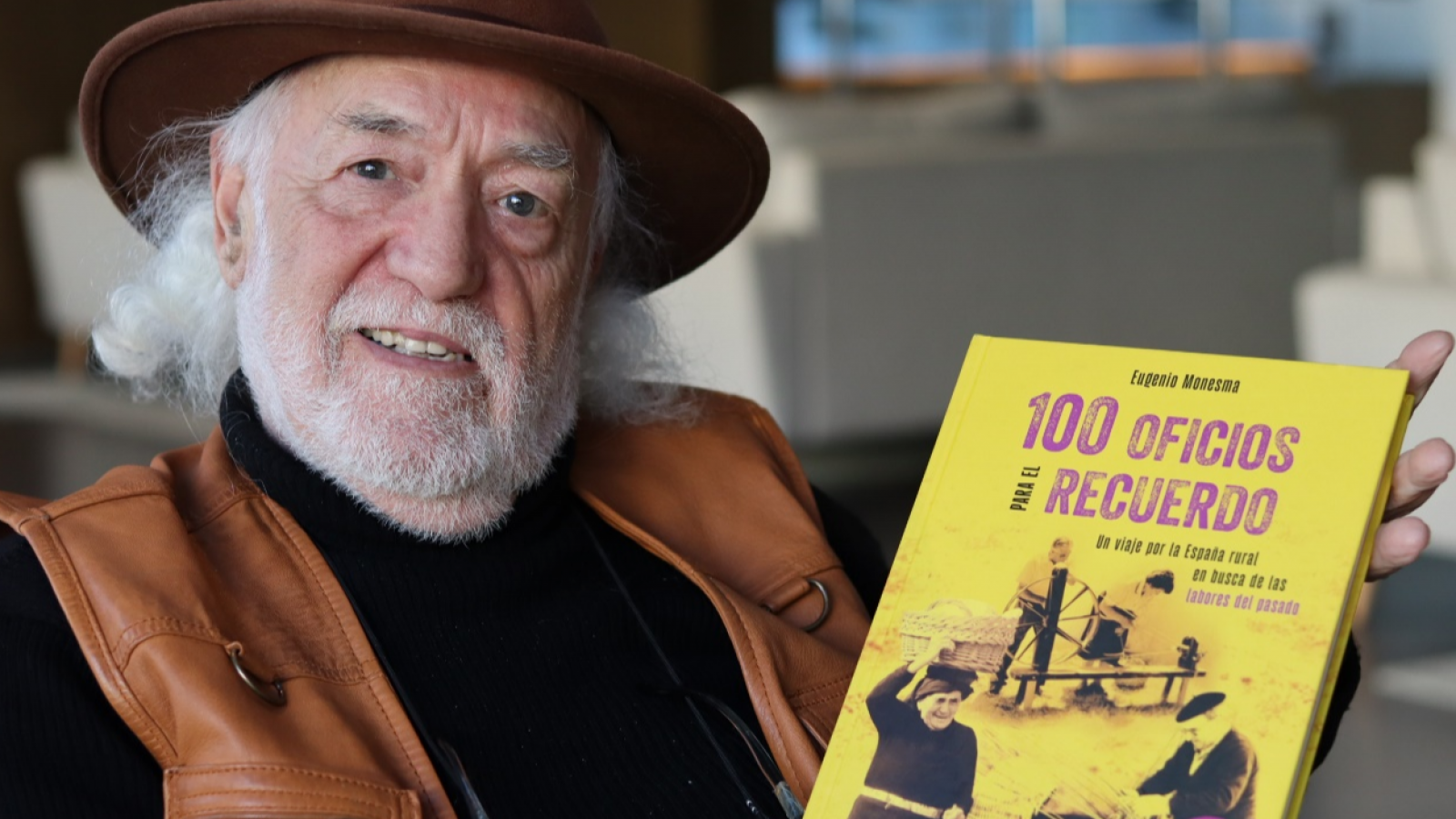 Eugenio Monesma refleja cada uno de los oficios tradicionales en su libro "100 oficios para el recuerdo"