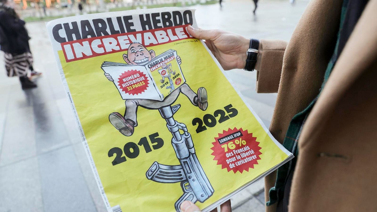 Un hombre sostiene un ejemplar del último número de la revista satírica francesa Charlie Hebdo en París, Francia, 6 de enero de 2024.