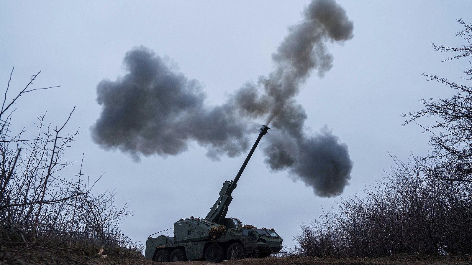 Un obús autopropulsado ucraniano Dita dispara hacia posiciones rusas en la región de Donetsk