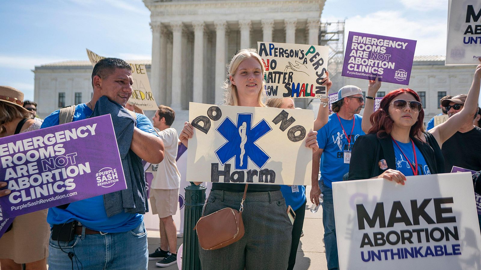 Activistas antiabortistas protestan frente a la Corte Suprema en Washington, EE.UU.