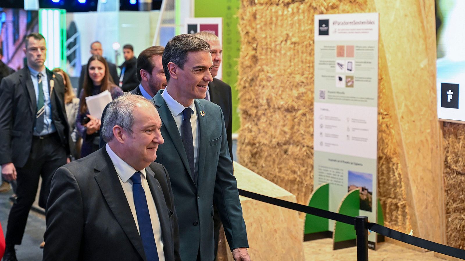 El presidente del Gobierno, Pedro Sánchez, acompañado por el ministro de Industria y Turismo, Jordi Hereu, visita Fitur