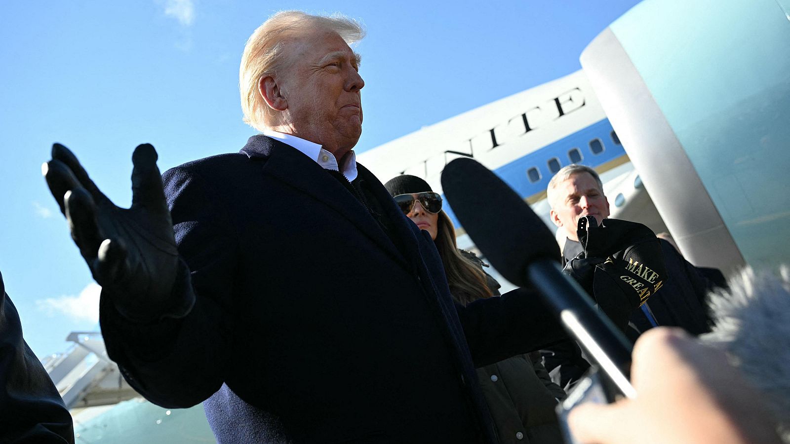 Donald Trump y su mujer, Melania, antes de subir al avión presidencial el 24 de enero de 2025 en Carolina del Norte, Estados Unidos