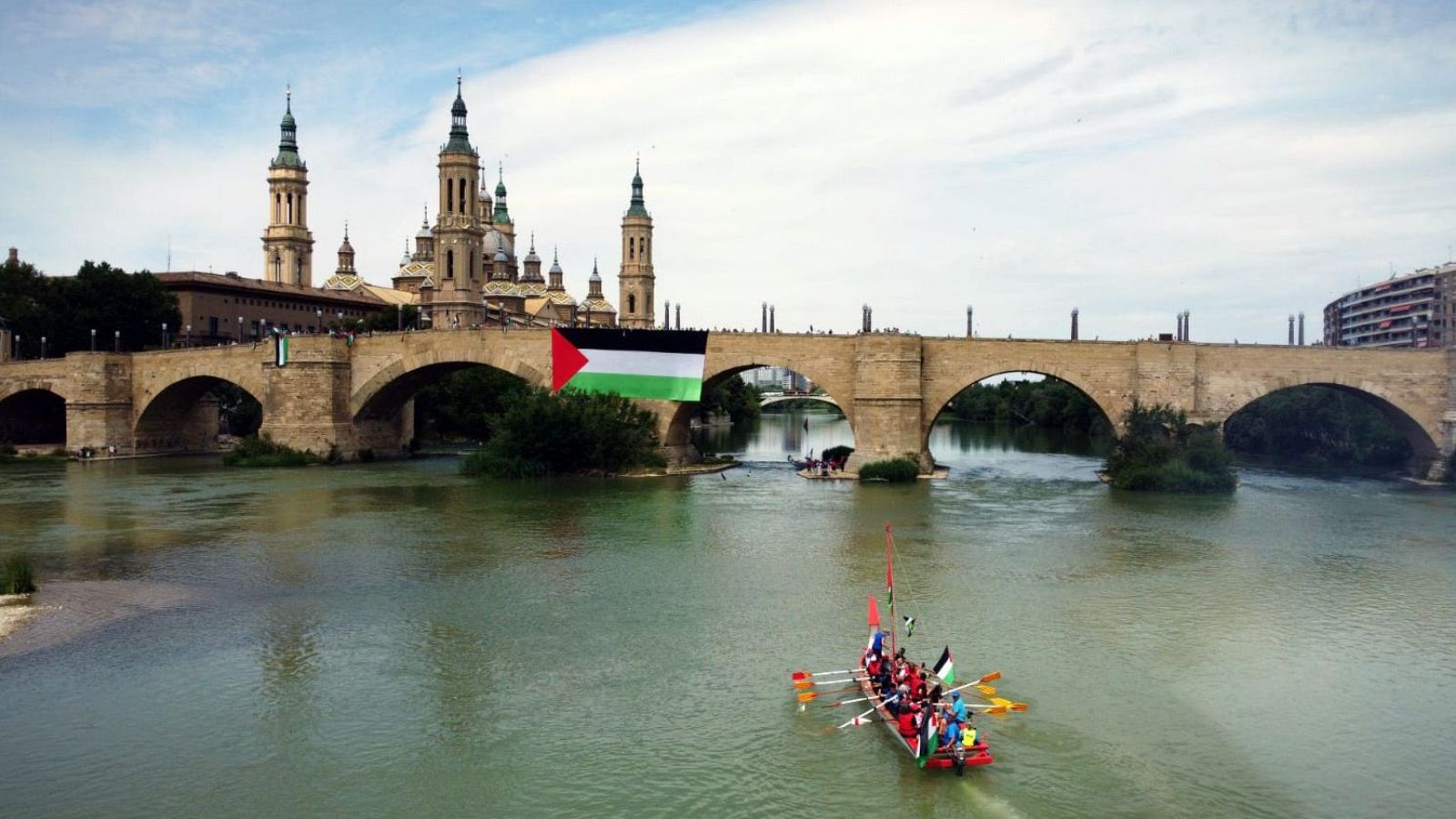 Actividad de "La Casa de Palestina" frente a El Pilar de Zaragoza.