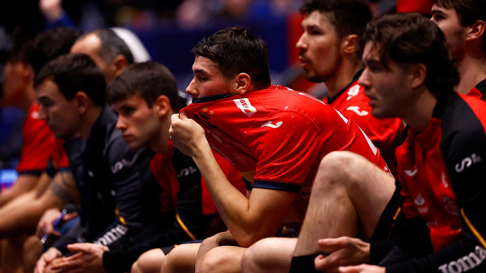 Banquillo de la selección española de balonmano, con Dani Dujshebaev en el centro --tapándose la boca con la camiseta--, durante el partido ante Portugal en el Mundial 2025.