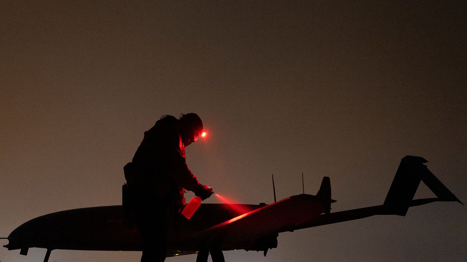 Un soldado ucraniano del 14º Regimiento de Sistemas Aéreos No Tripulados prepara un dron antes de su lanzamiento hacia territorio ruso en un lugar no revelado