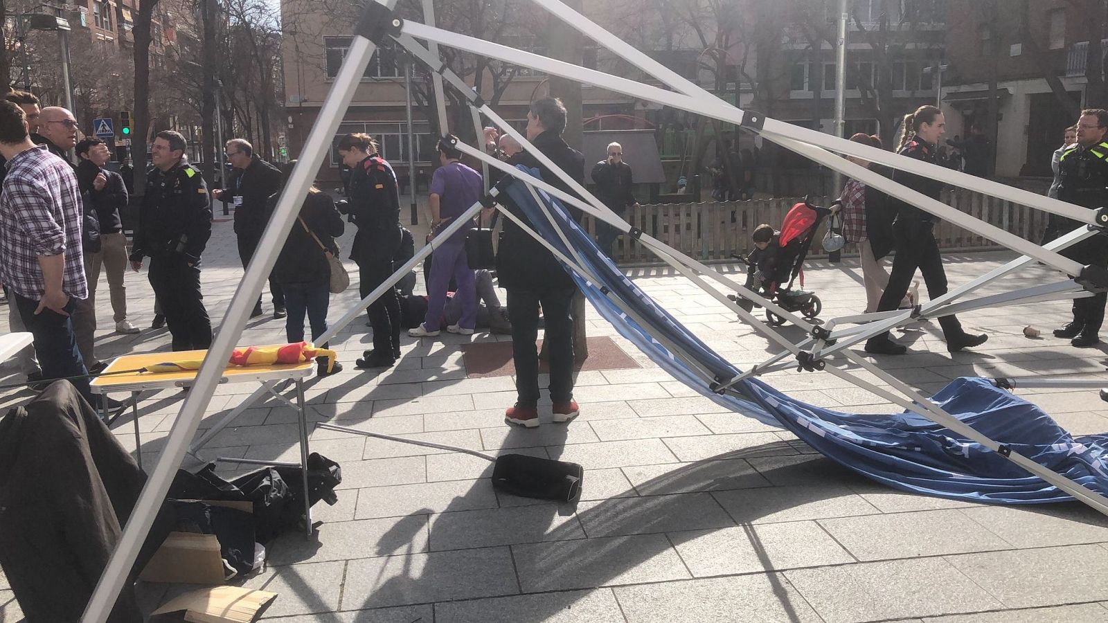 La carpa que Aliança Catalana havia muntat a la plaça Comas de Barcelona va quedar completament destrossada