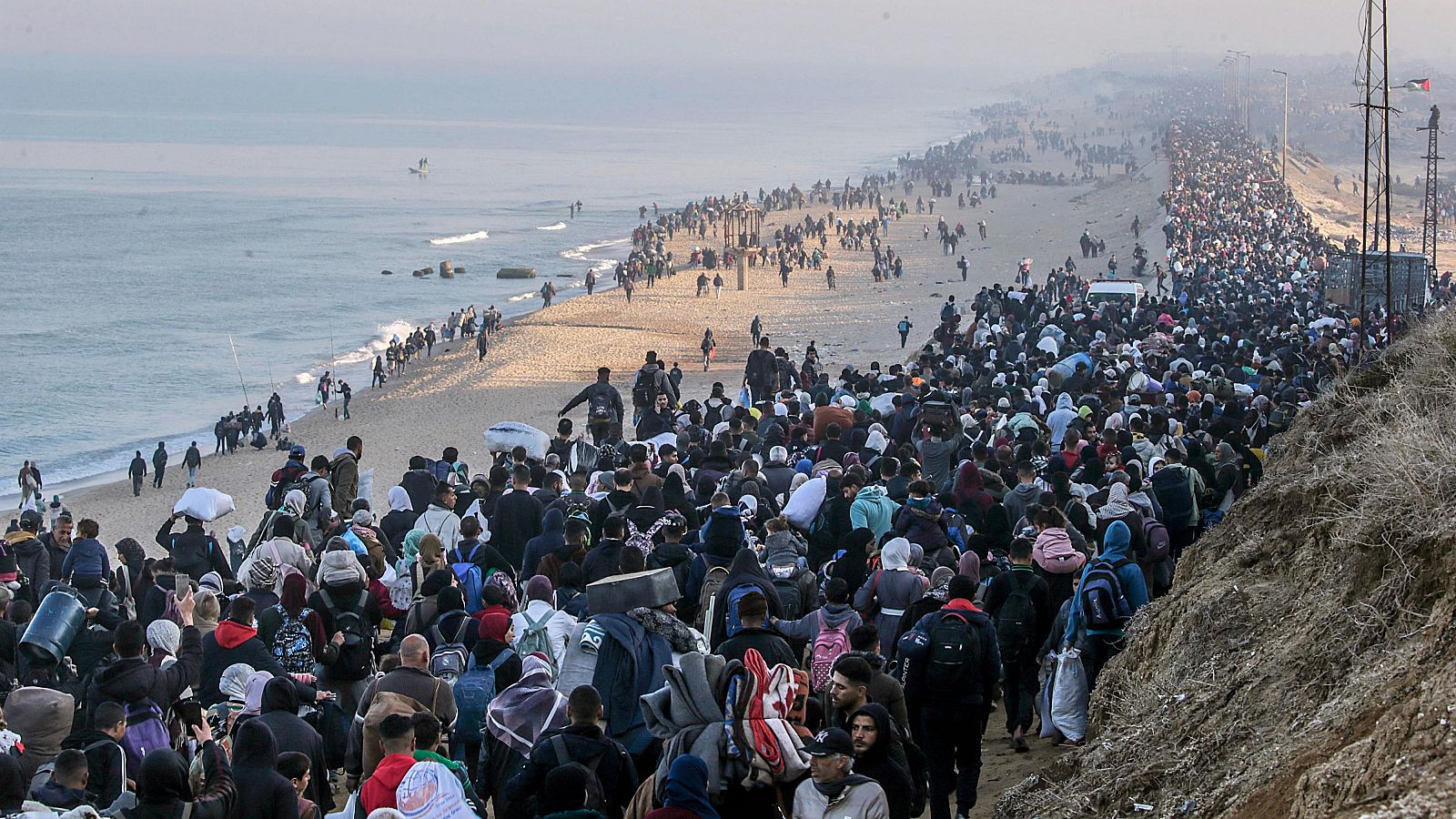 Palestinos caminan de vuelta a Gaza