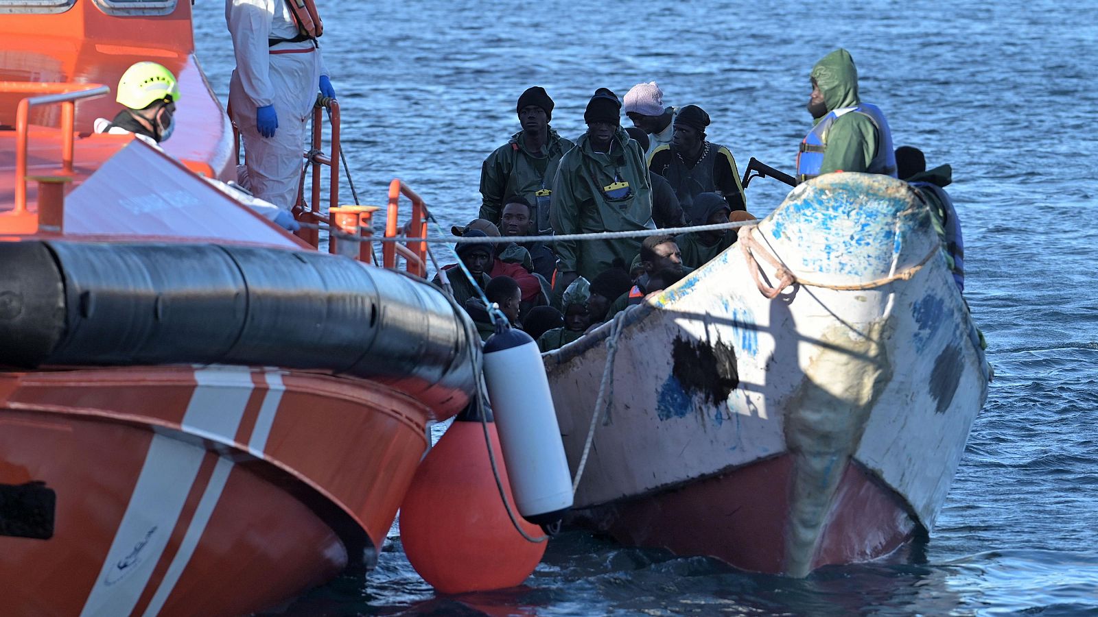 Salvamento Marítimo ha rescatado este lunes a 67 personas que viajaban en un cayuco en aguas cercanas a la isla de El Hierro