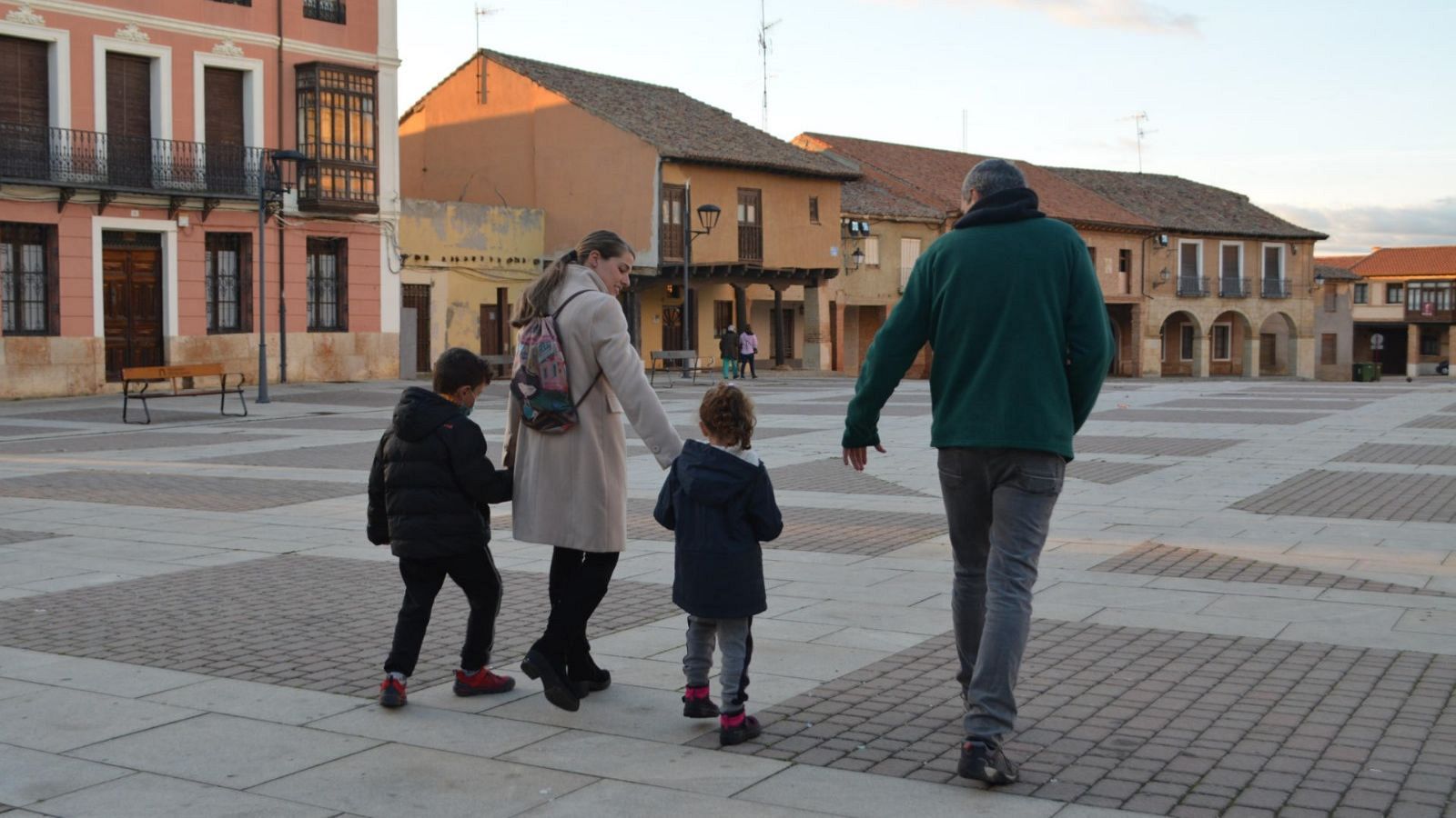 Familia paseando en un municipio rural