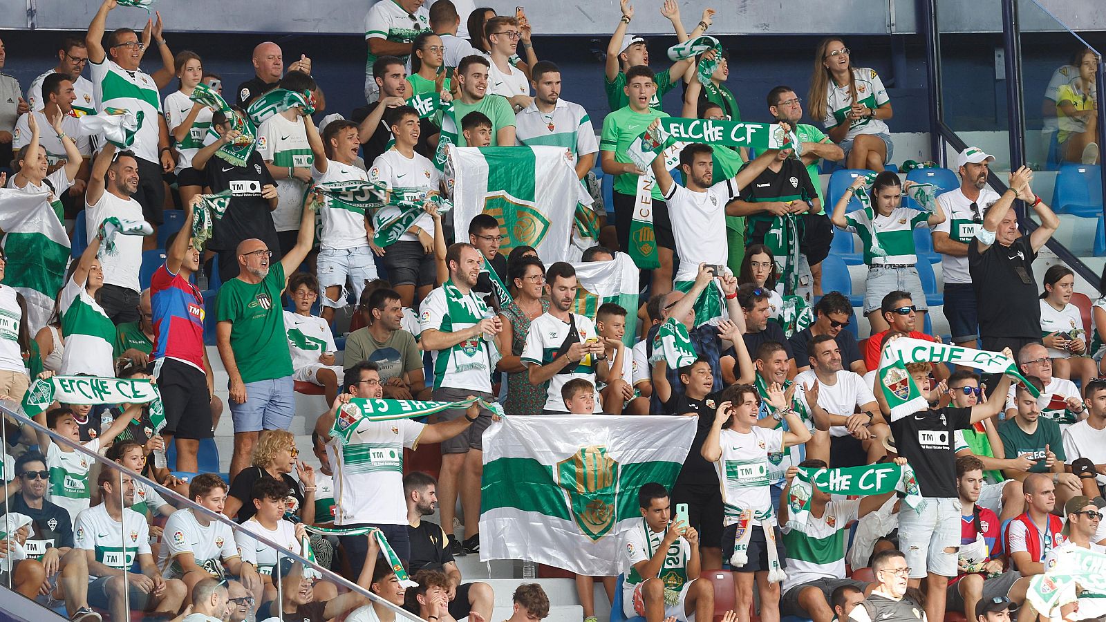 Aficionados del Elche la grada visitante del Estadio de la Cerámica en un partido de Liga de 2022.