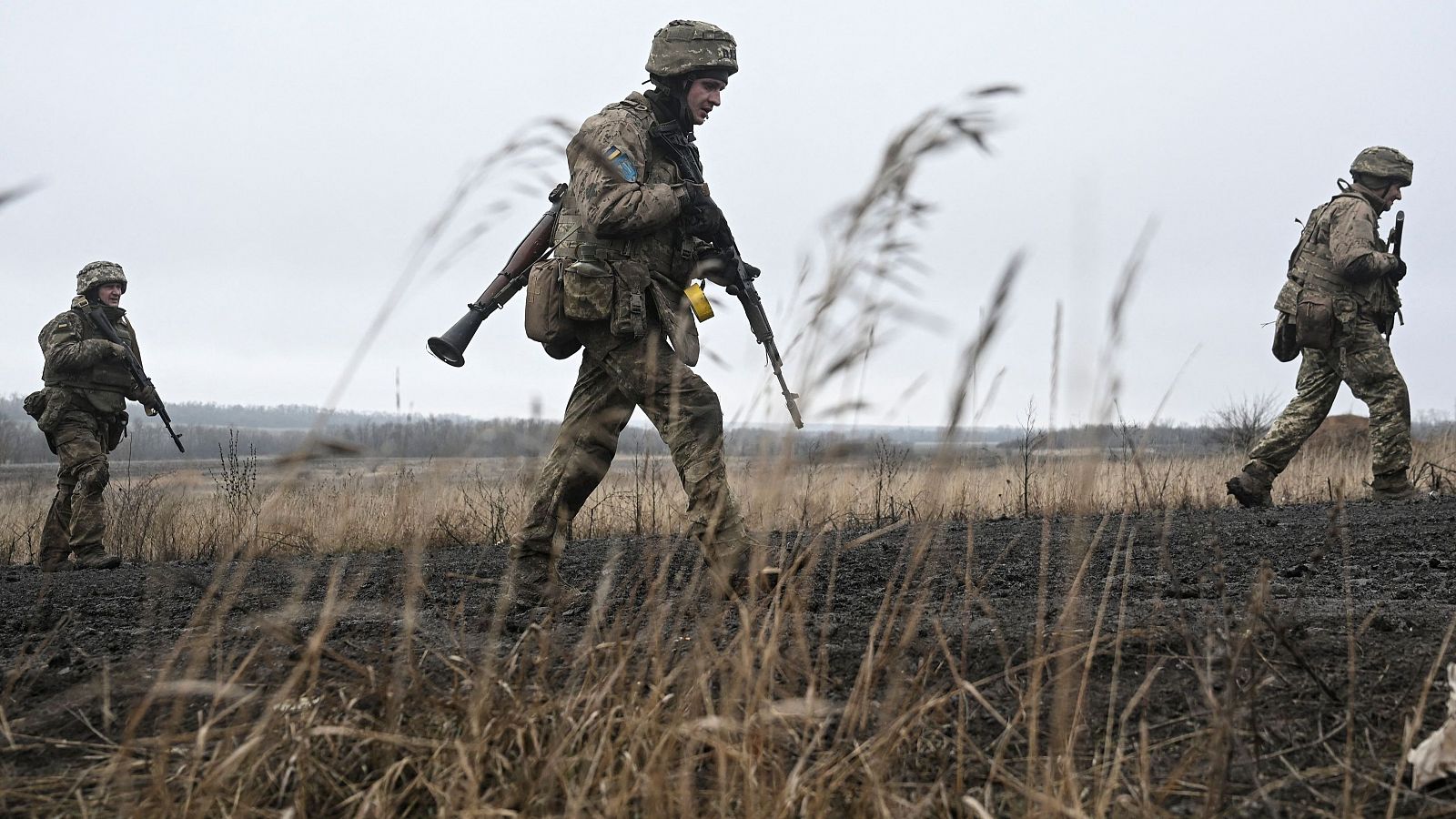 Soldados de la 110ª Brigada de las Fuerzas de Defensa Territorial de Ucrania participan en un entrenamiento en la región de Zaporyia