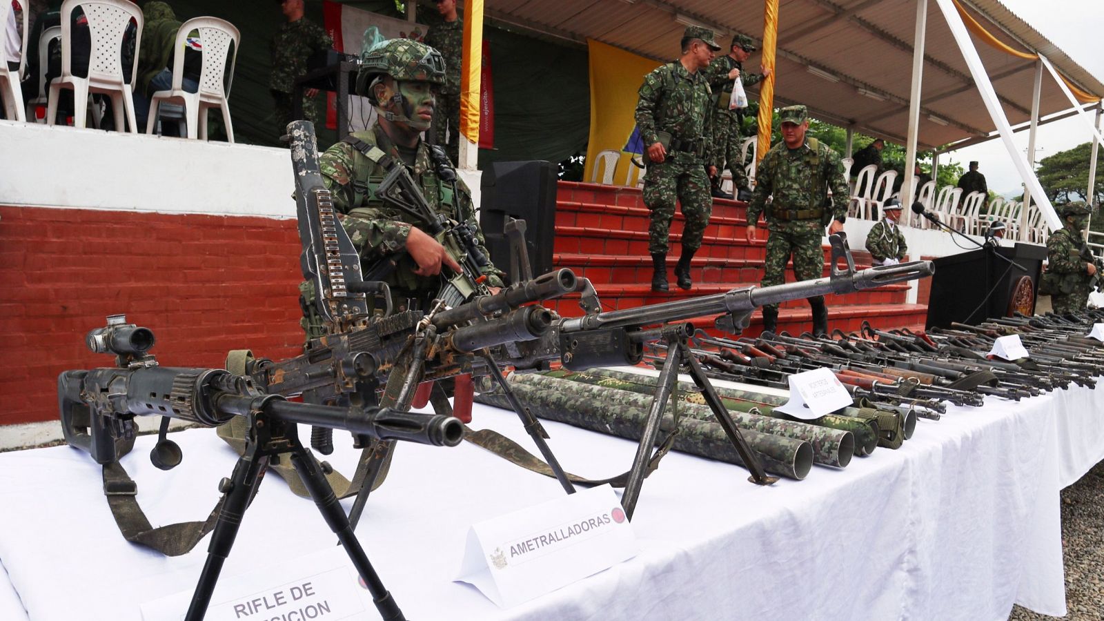 Soldados colombianos custodian armas entregadas por miembros de las FARC en la región del Catatumbo