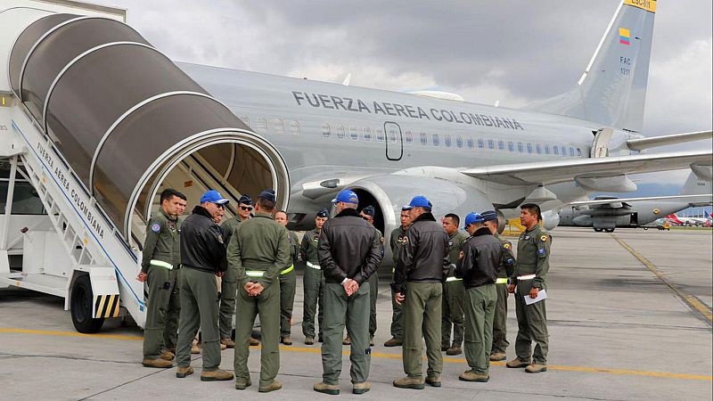 Pilotos de la Fuerza Aeroespacial Colombiana reunidos antes del despegue de una avión rumbo a San Diego