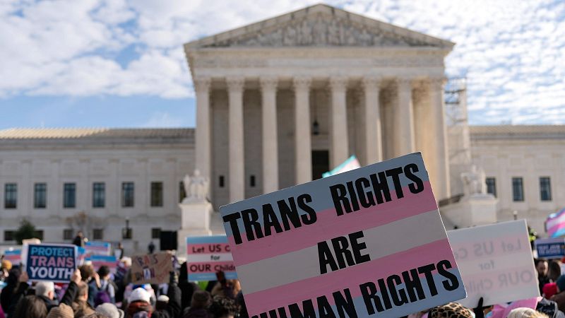 Manifestación frente al Tribunal Supremo con pancartas a favor de los derechos transgénero.  Se observa una pancarta principal que dice "TRANS RIGHTS ARE HUMAN RIGHTS".