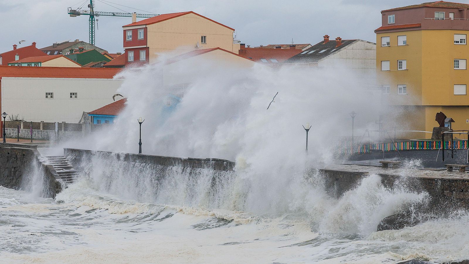 Vista de las olas rompiendo en la costa gallega este lunes