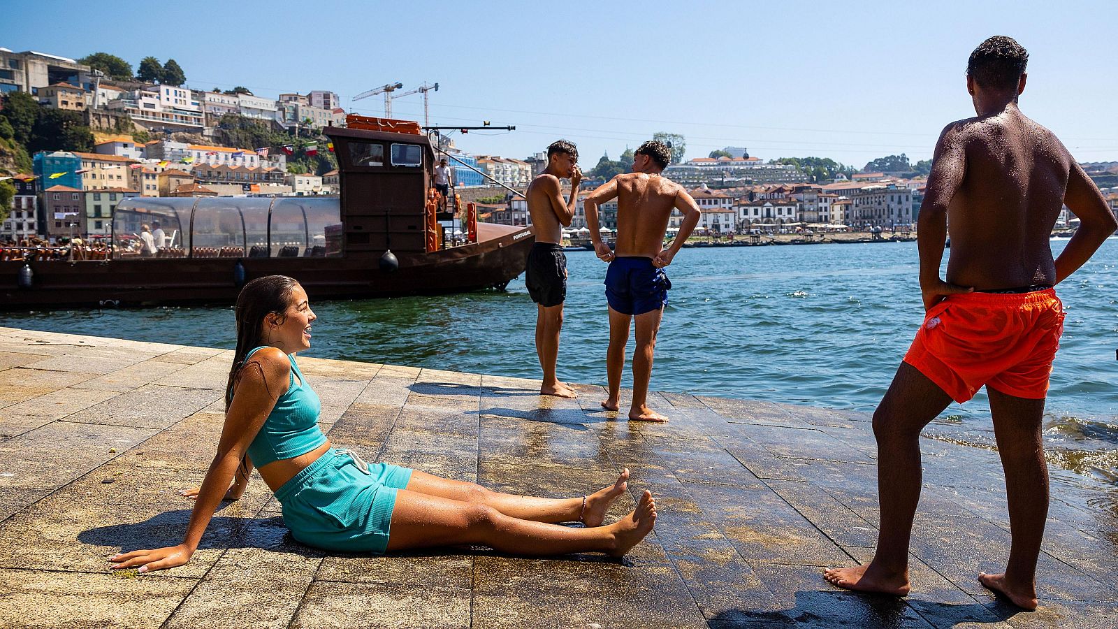 Jóvenes hacen frente al calor en Oporto (Portugal), en una imagen de archivo