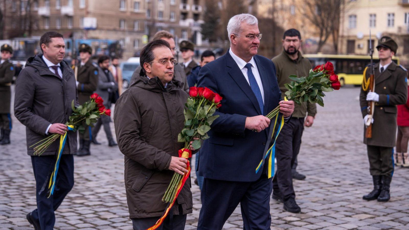 El ministro de Exteriores español, José Manuel Albares, rinde homenaje en Leópolis a los caídos en la guerra junto a su homólogo ucraniano, Andrii SybihaEl ministro de Exteriores español, José Manuel Albares, rinde homenaje en Leópolis a los caídos en la guerra junto a su homólogo ucraniano, Andrii Sybiha