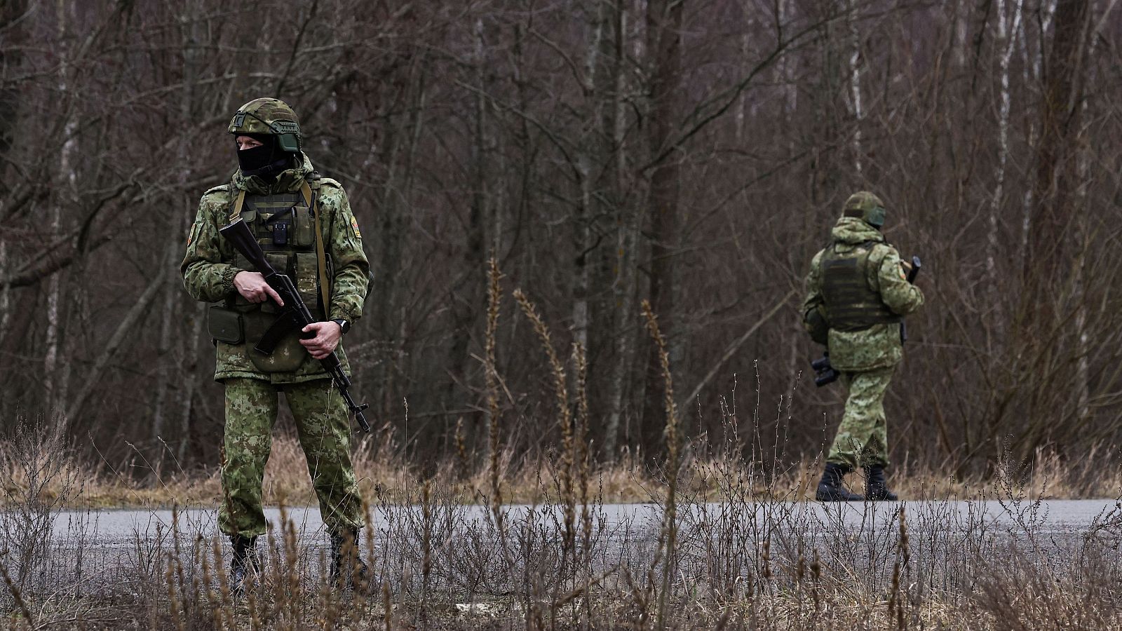 Militares bielorrusos patrullan cerca de la estación de cruce de Novaya Guta en la frontera con Ucrania, en la región de Gomel