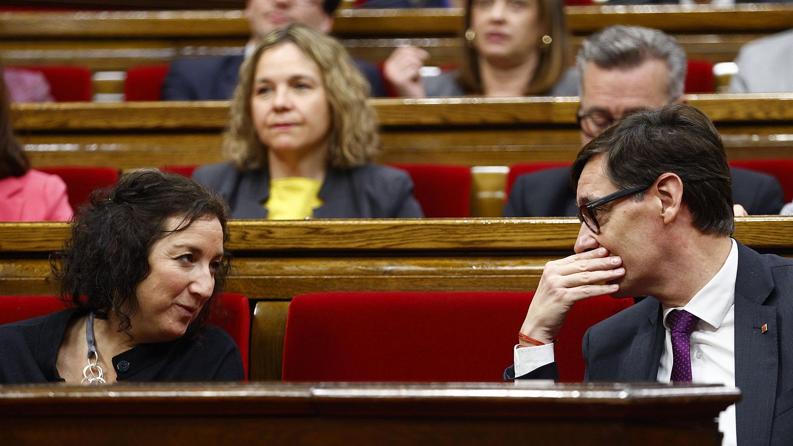 El president de la Generalitat, Salvador Illa, conversa amb la consellera d'Economia Alicia Romero