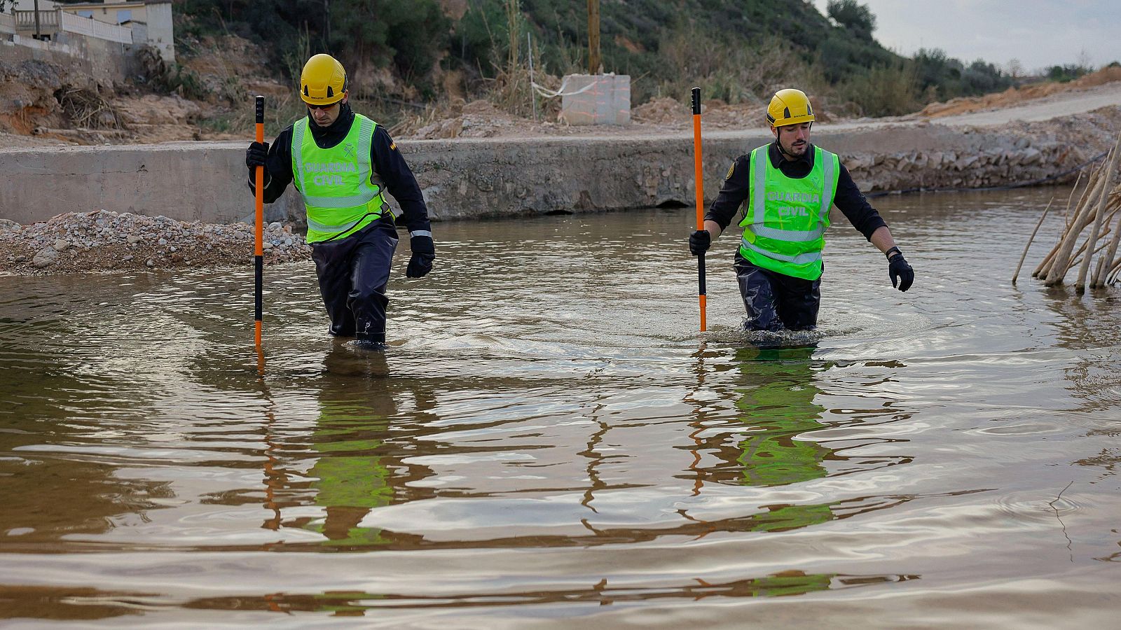 Agentes de la Guardia Civil continúan buscando este miércoles a las desaparecidas tras la dana