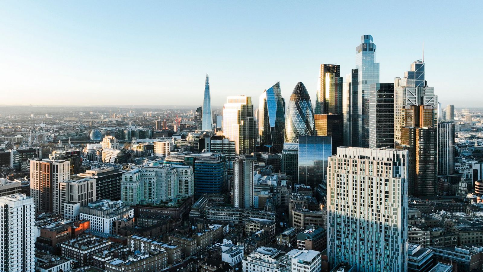 La City de Londres con edificios de oficinas al fondo