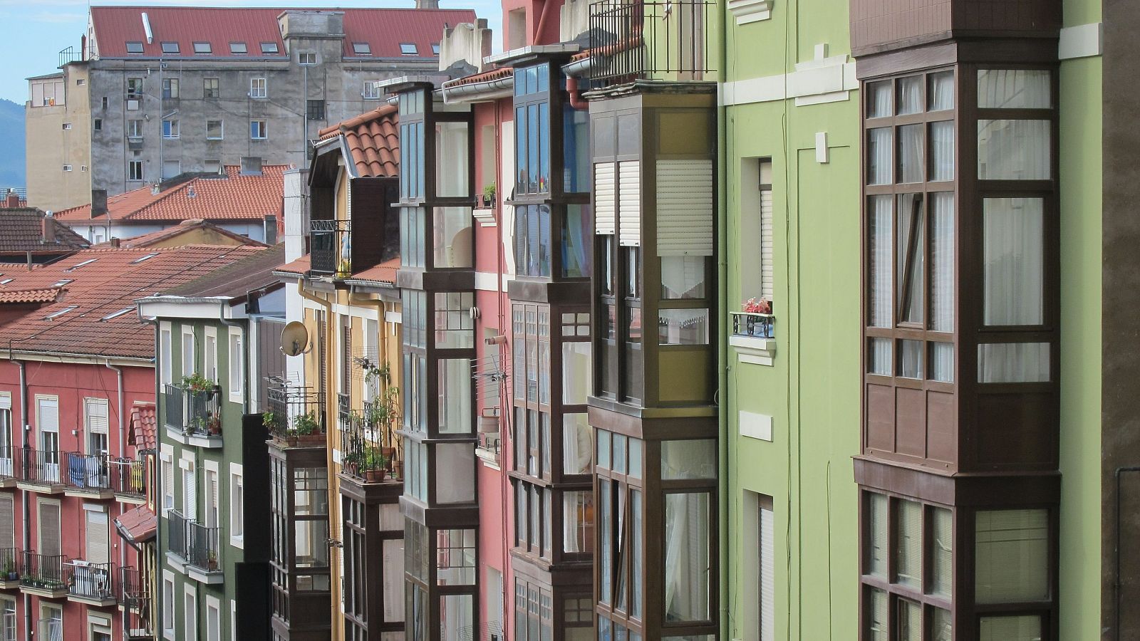 Balcones y fachadas de una calle de Santander