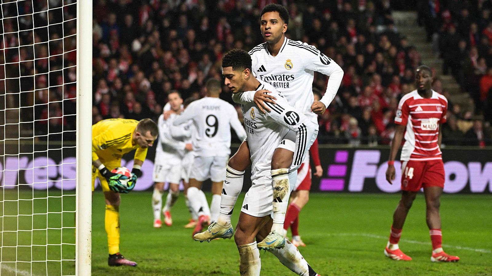 Rodrygo y Bellingham celebran el gol del brasileño al Brest