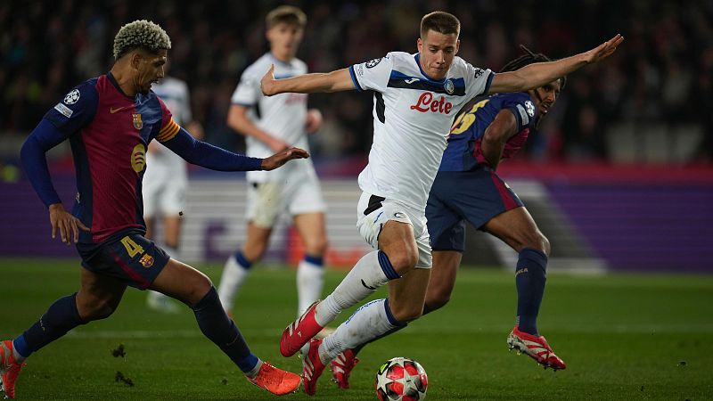 Partido de fútbol: jugador con camiseta blanca y dorsal 7 controla el balón; jugador con camiseta blaugrana y dorsal 4 intenta quitárselo.