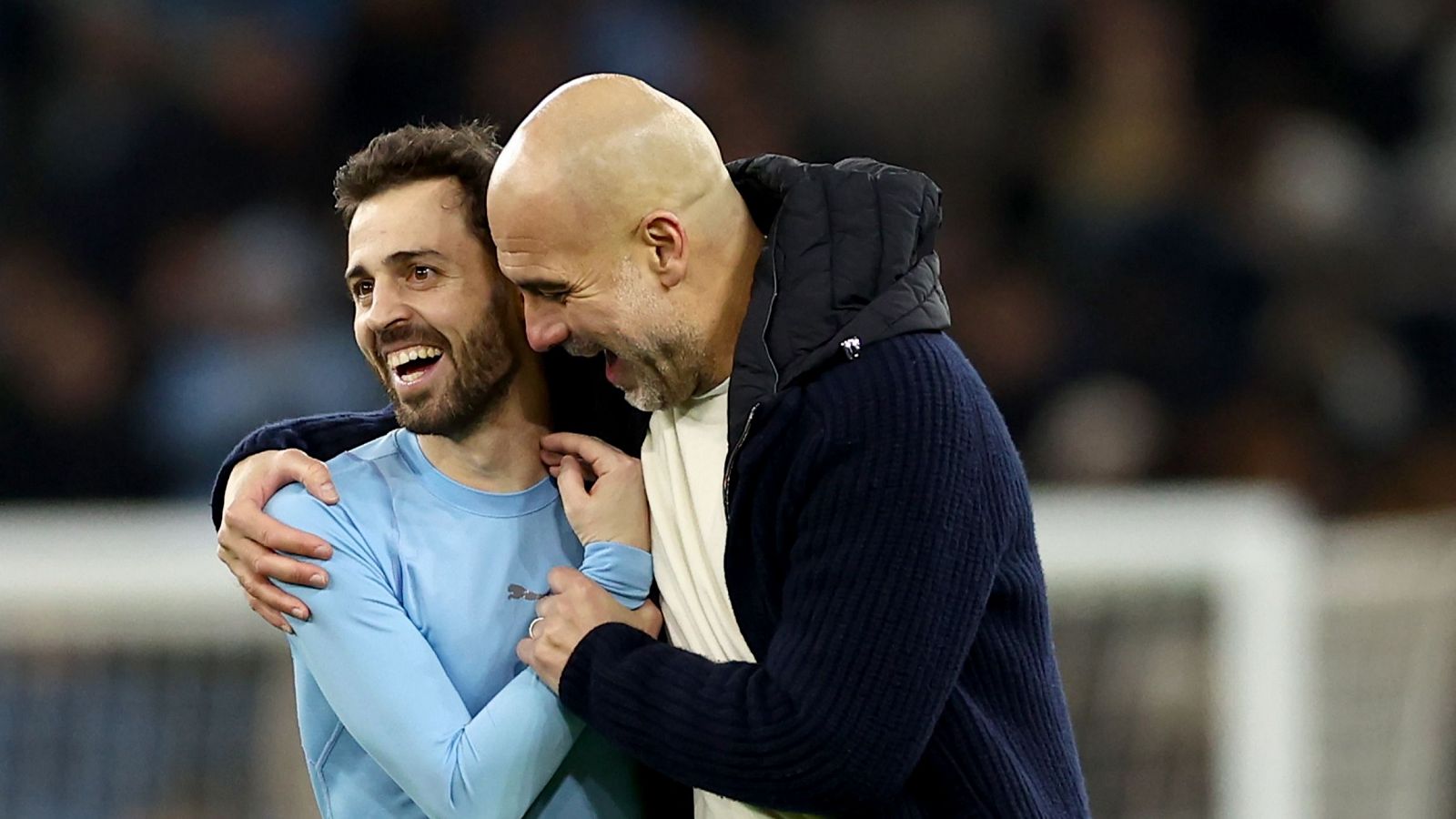 Pep Guardiola y Bernardo Silva se abrazan tras la victoria ante el Brujas