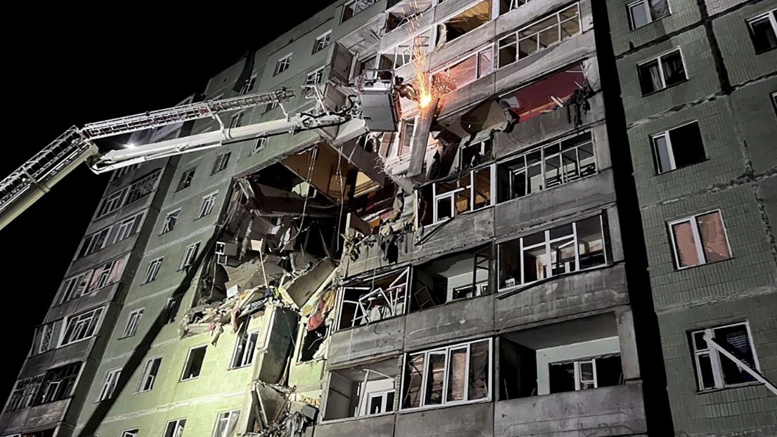 Rescatistas ucranianos trabajan en un edificio residencial dañado después de un bombardeo ruso en Sumy, al noreste de Ucrania