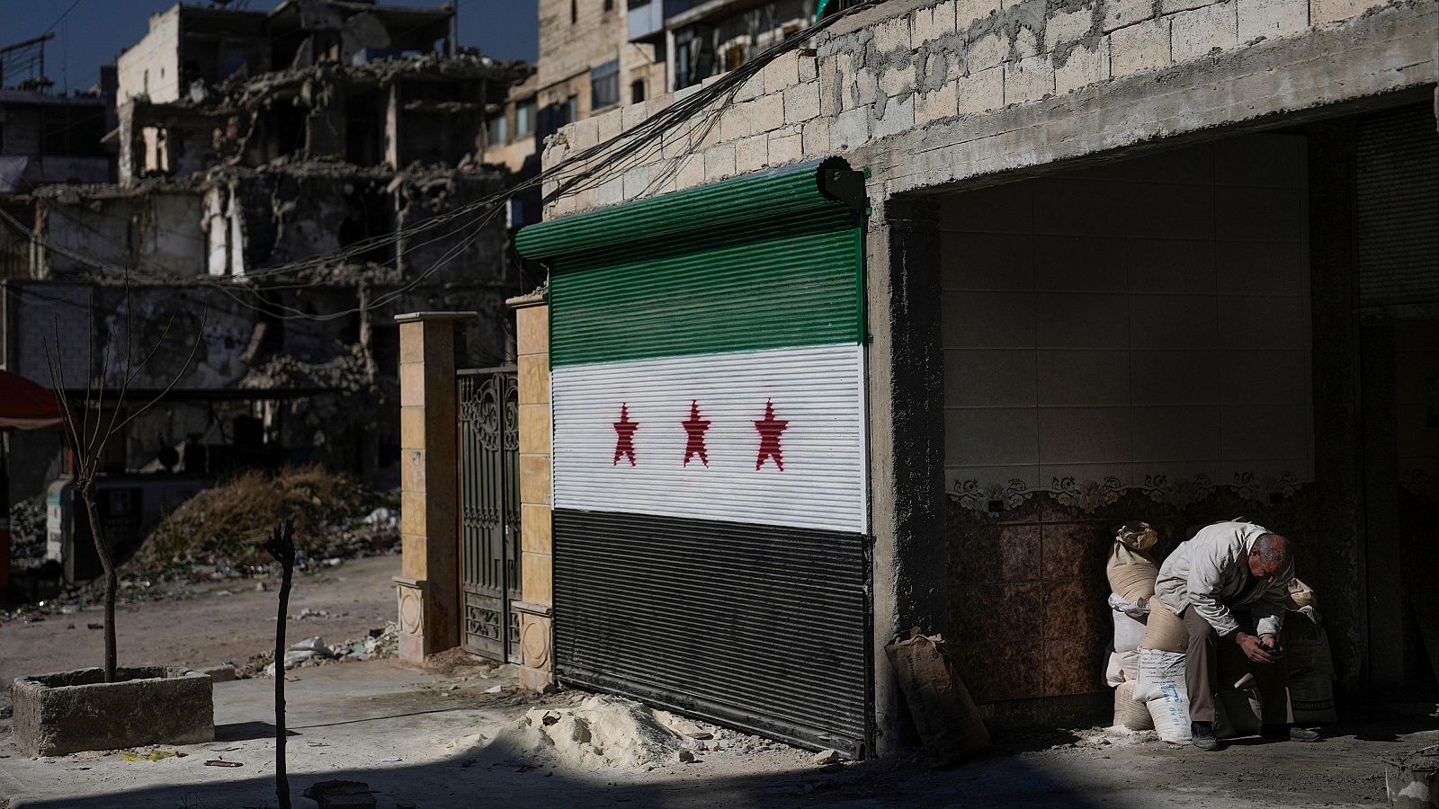 Un hombre descansa en su tienda en la ciudad de Alepo, Siria