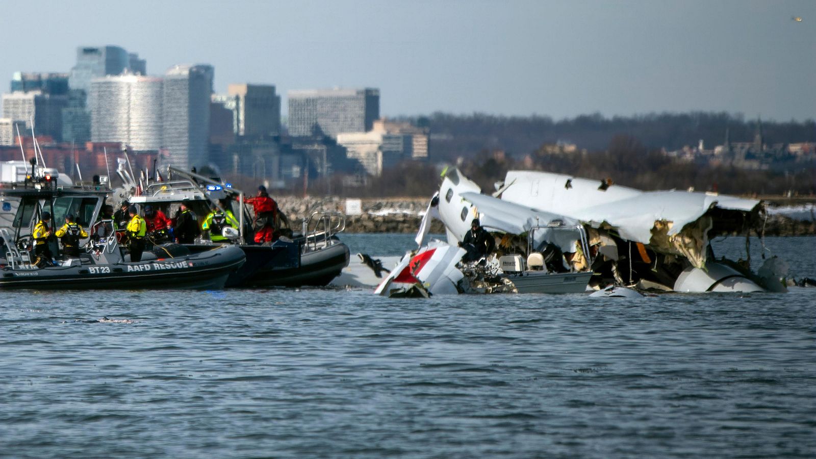 Los restos del avión de American Airlines en el río Potomac, cerca del aeropuerto de Washington