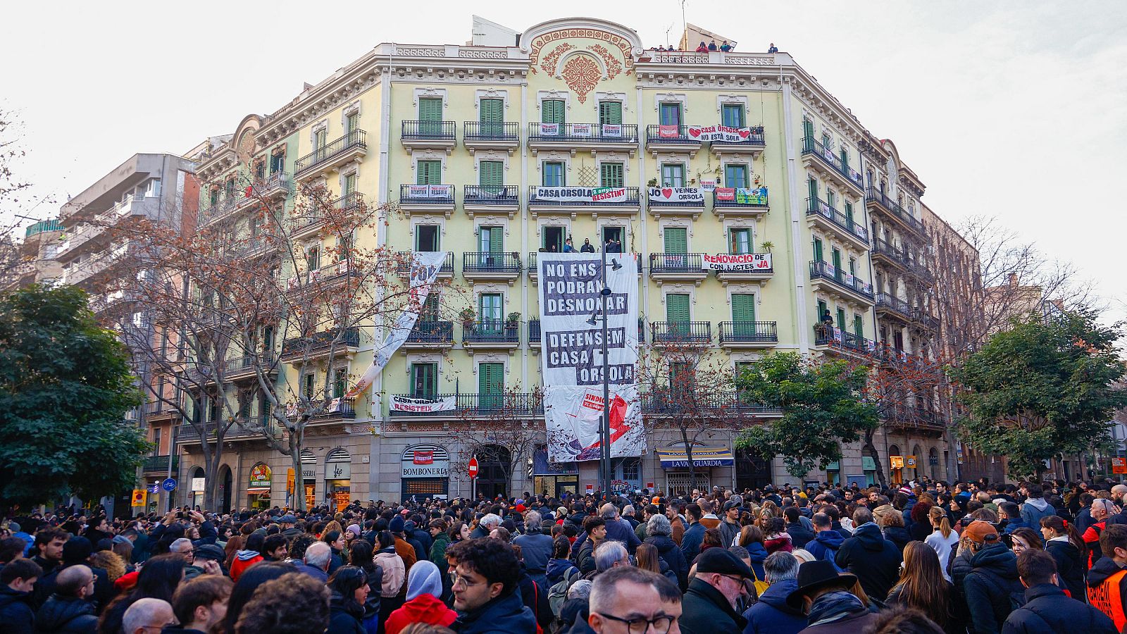 Cientos de vecinos y activistas se concentran frente a la Casa Orsola