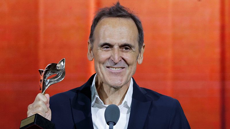 Alberto Iglesias, compositor de 'La habitación de al lado', con el Premio Feroz.