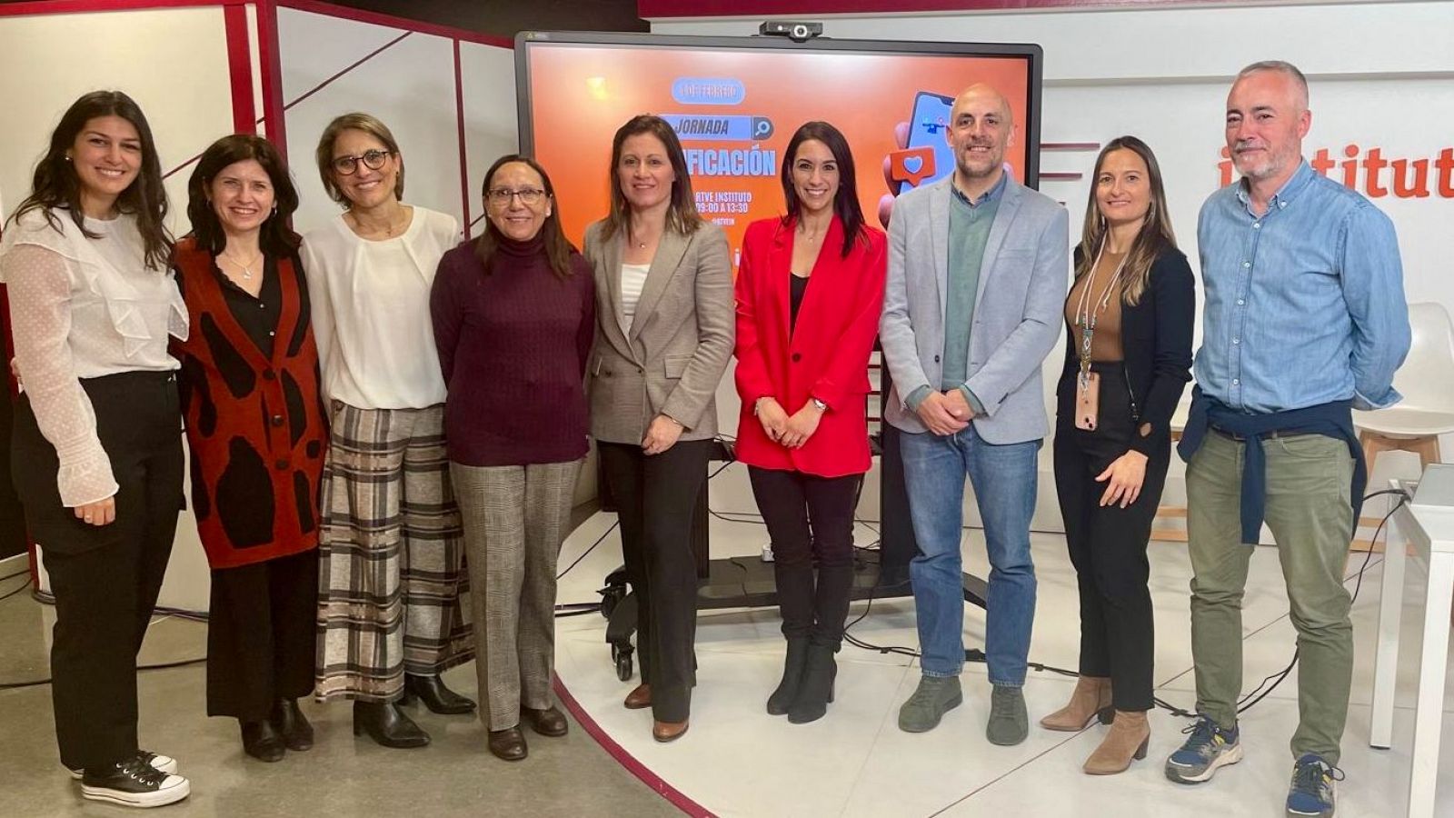 Foto de grupo de las personas participantes en la Jornada sobre Verificación.