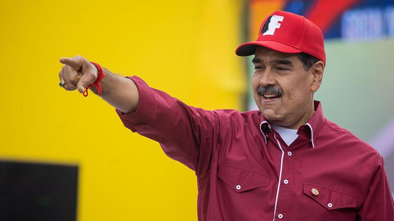 El líder chavista Nicolás Maduro saluda durante un homenaje a Hugo Chávez en Caracas