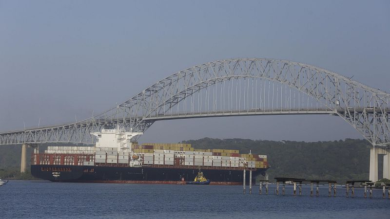 Un buque transita por el Canal de Panamá