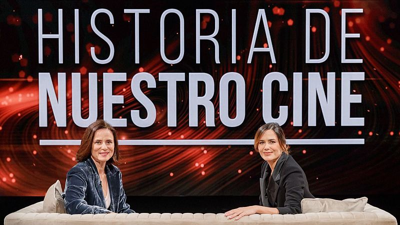 Imagen promocional de "Historia de nuestro cine" con Aitana Sánchez-Gijón y Elena S. Sánchez sentadas en un sofá, vestidas con chaquetas de terciopelo; fondo rojo oscuro con el título del programa.