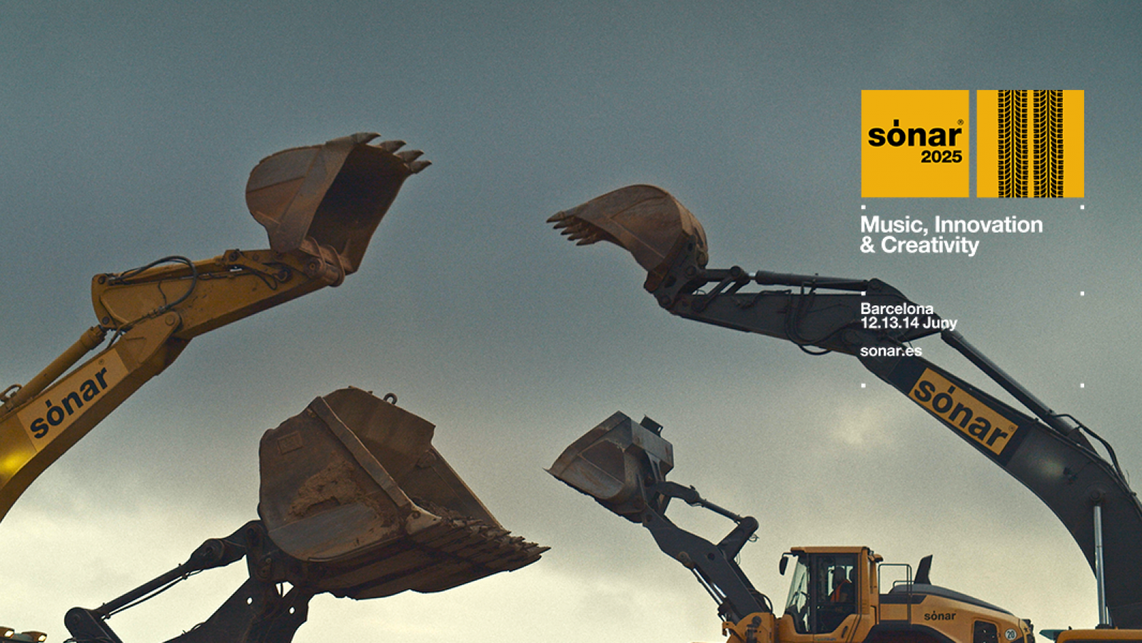Imagen de tres brazos de excavadoras (dos amarillos, uno gris) con sus palas levantadas sobre información del Sónar 2025 en Barcelona (12-14 julio): "Music, Innovation & Creativity".