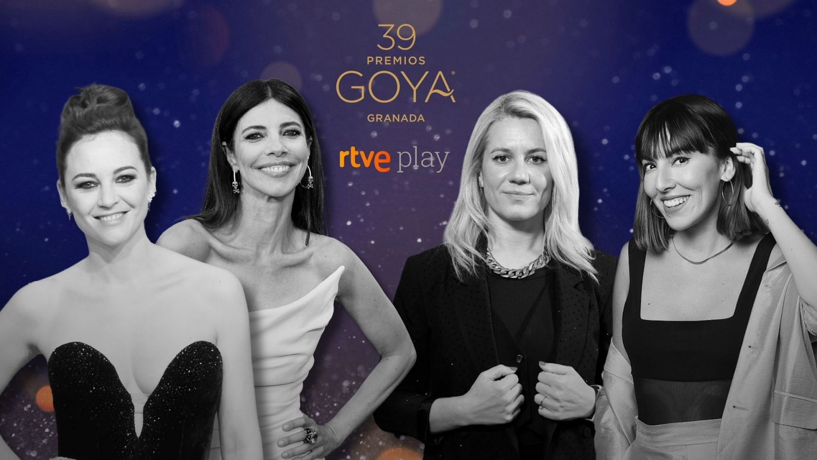 Cuatro mujeres posan en una alfombra roja en los Premios Goya 39ª edición, celebrada en Granada y retransmitida por RTVE Play.  Imagen en blanco y negro con estilo clásico.