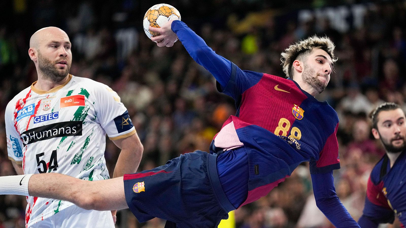 El jugador del FC Barcelona, Petar Cikusa, (dcha) lanza a portería