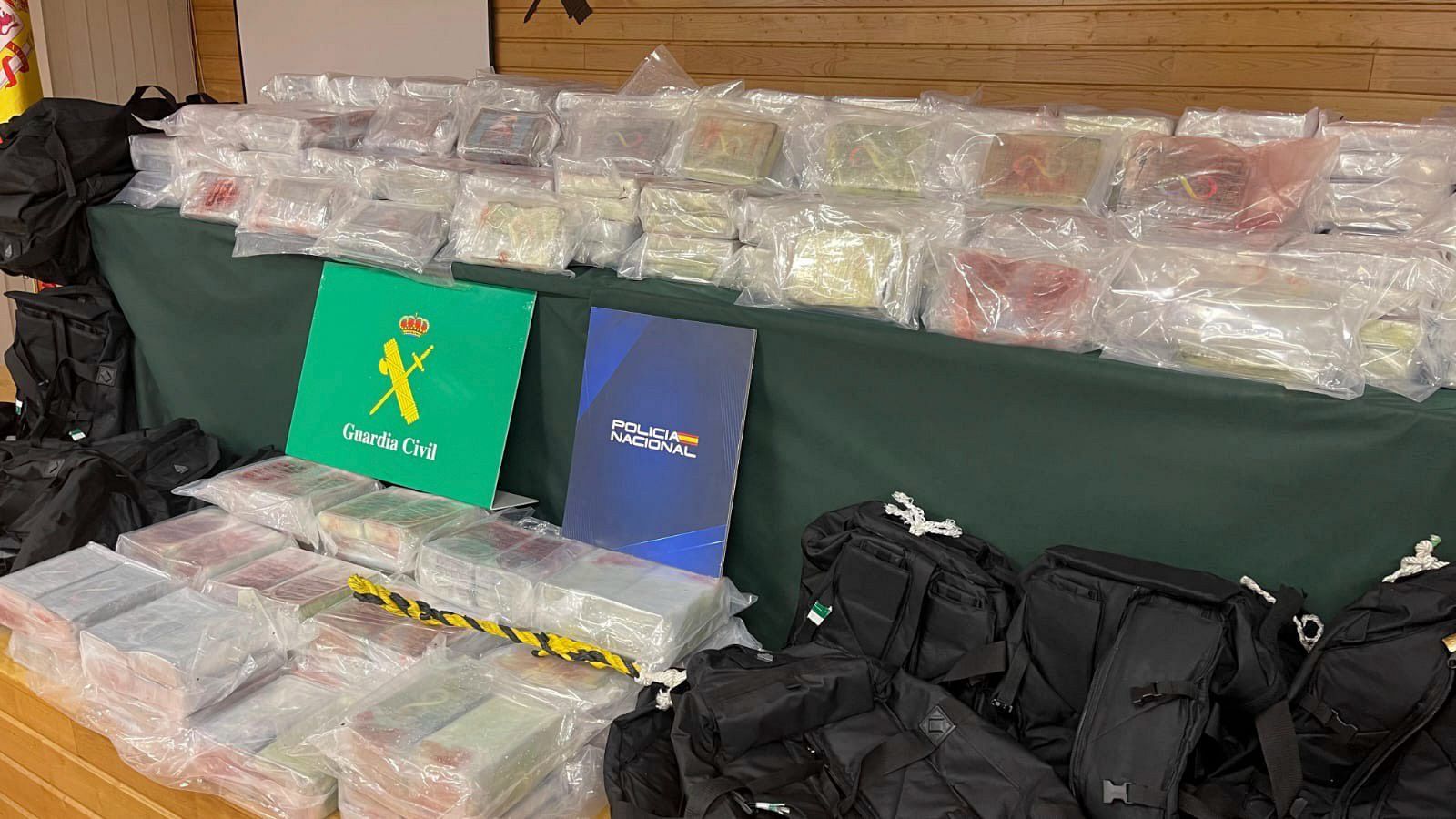 Intervienen 486 kilos de cocaína tras el naufragio de una zódiac en la costa asturiana