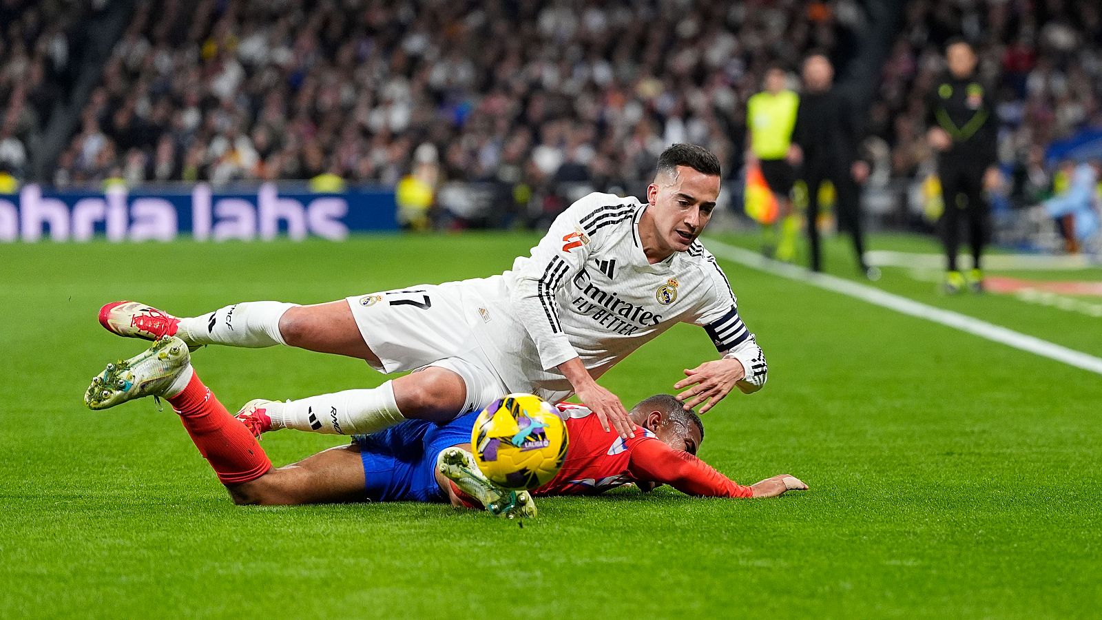 Lucas Vázquez cae sobre Samuel Lino en el Real Madrid -  Atlético de Madriddel sábado