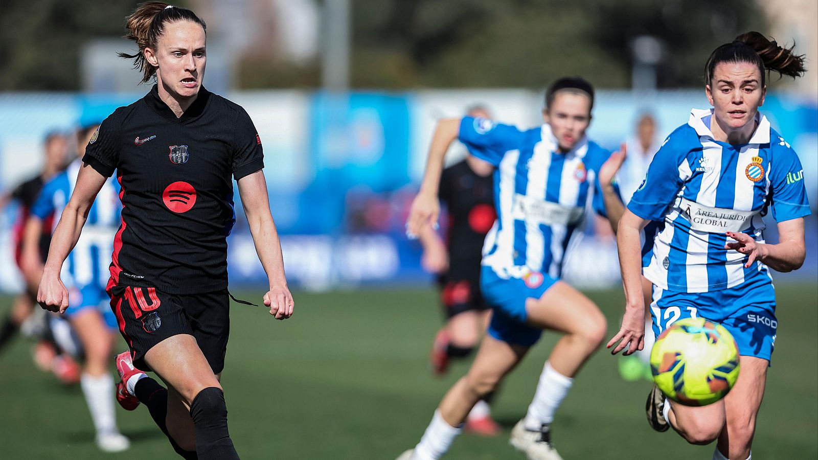 La atacante del FC Barcelona Caroline Graham Hansen corre tras la pelota ante Julia Guerra, del RCD Espanyol