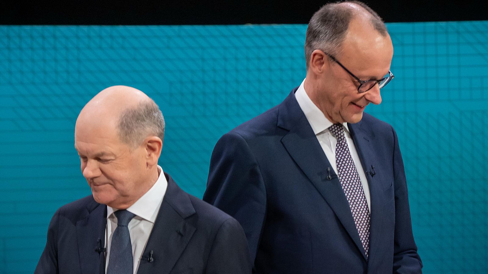 Scholz defiende su política migratoria en el primer cara a cara con Merz