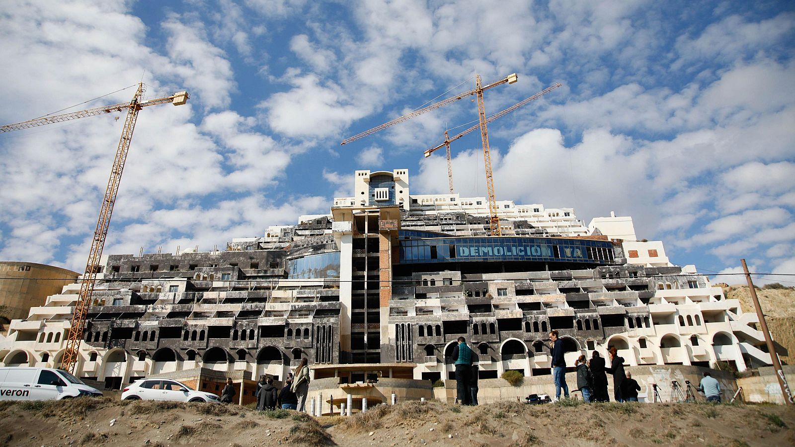 Cronología del Algarrobico: la lucha por demoler el hotel ilegal de Almería
