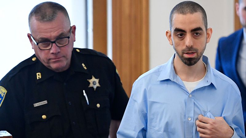 El joven que apuñaló al escritor Salman Rusdhie es juzgado por intento de asesinato