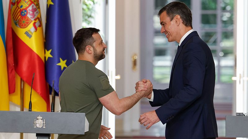 El presidente del Gobierno español, Pedro Sánchez (d), y el presidente de Ucrania, Volodímir Zelenski