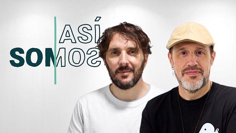Molo Cebrián y Luis Muiño presentan 'Así Somos', un nuevo podcast.  Él lleva camiseta blanca y barba; él, gorra y camiseta negra con un fantasma.