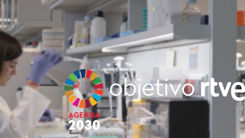 Científica en laboratorio con bata blanca y guantes azules.  Imagen con logo ODS y texto "objetivo rtve" y "AGENDA 2030",  sugiriendo campaña RTVE sobre investigación científica.